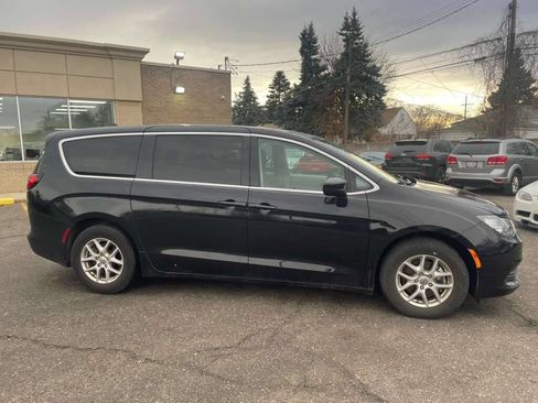 Used 2023 Chrysler Voyager LX image 4