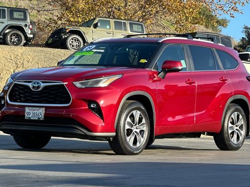 Used 2024 Toyota Highlander XLE image 9
