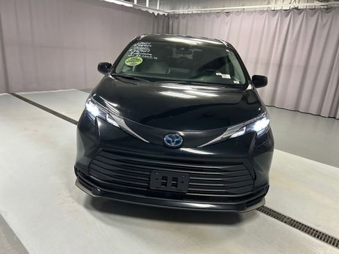 Used 2024 Toyota Sienna LE image 2