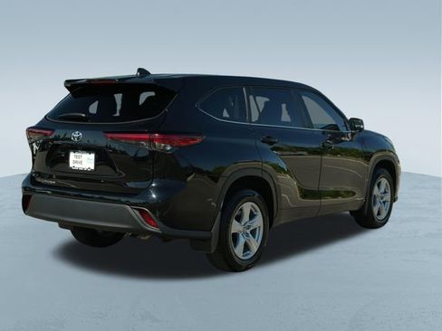 Used 2023 Toyota Highlander L FWD image 8