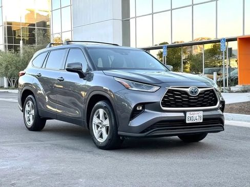 Used 2021 Toyota Highlander LE FWD image 2