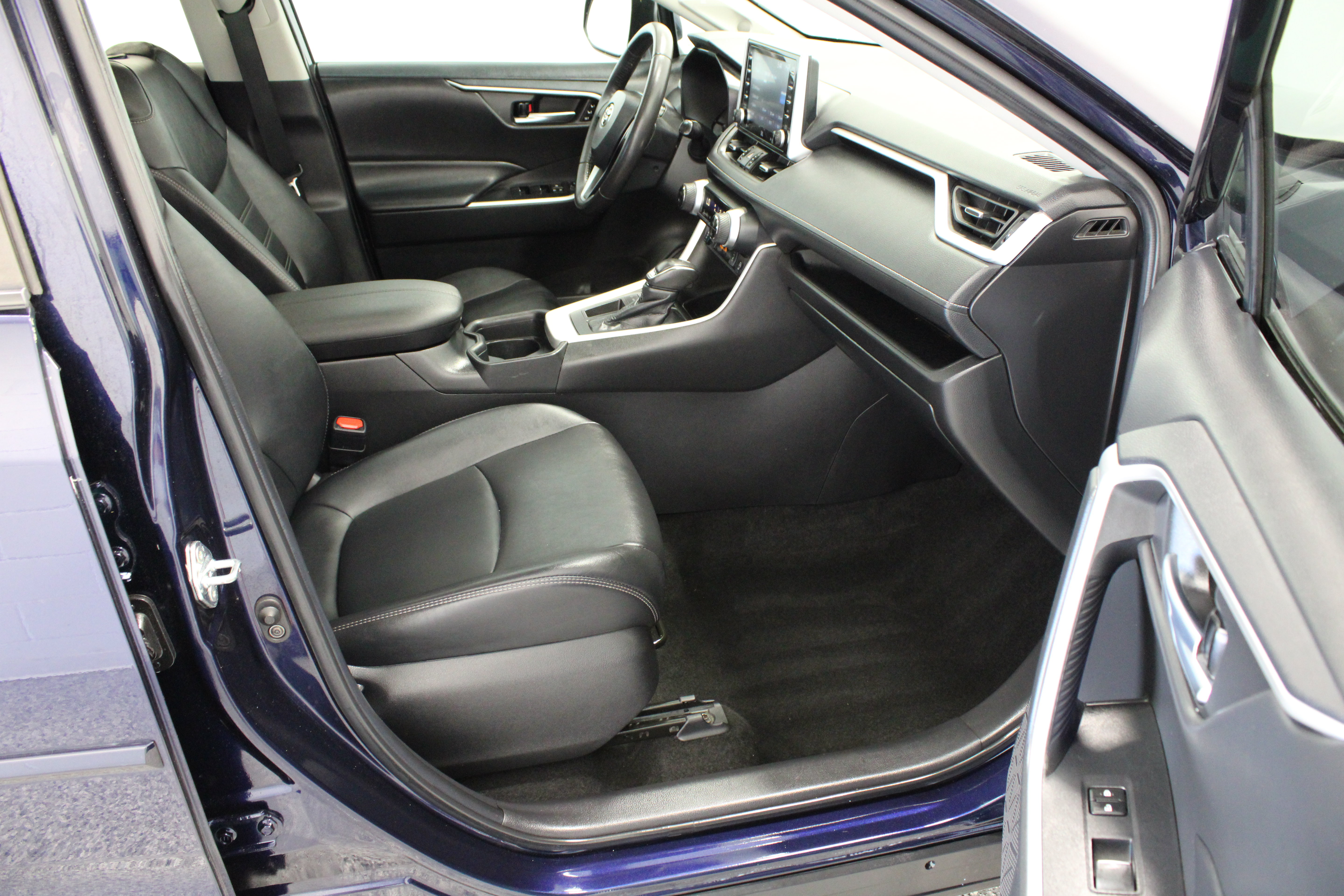 Used 2021 Toyota RAV4 XLE Premium FWD image 40