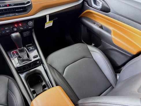 Used 2025 Jeep Compass Limited image 25