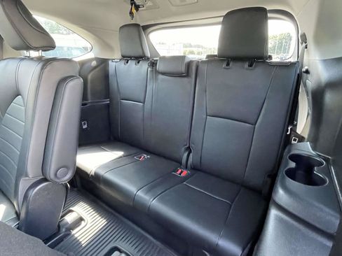 Used 2023 Toyota Highlander XLE FWD image 11
