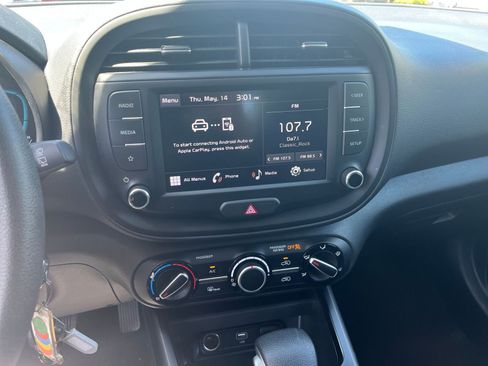 Used 2025 Kia Soul LX w/ LX Technology Package FWD image 17