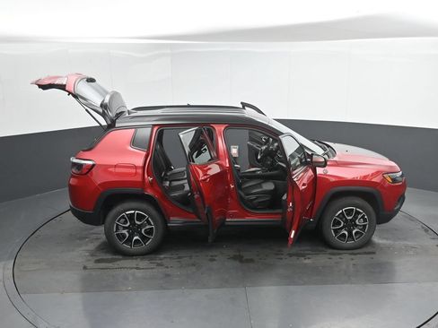 Used 2025 Jeep Compass Trailhawk AWD/4WD image 48