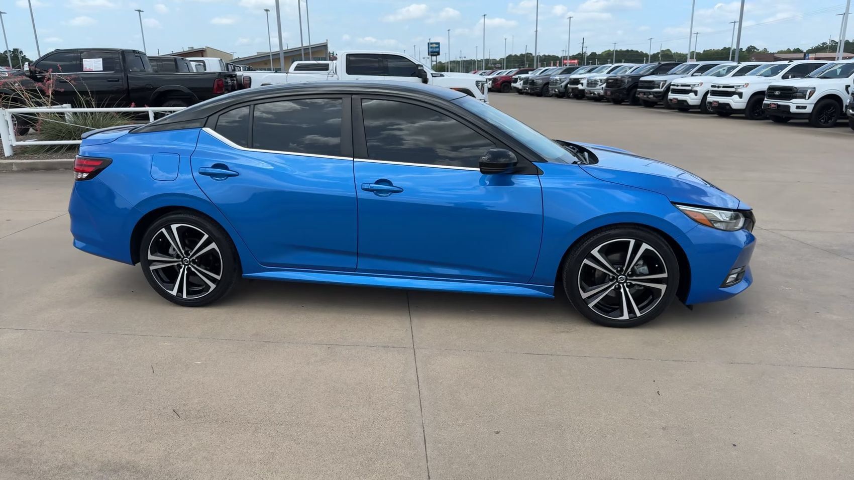 Used 2020 Nissan Sentra SR FWD image 2