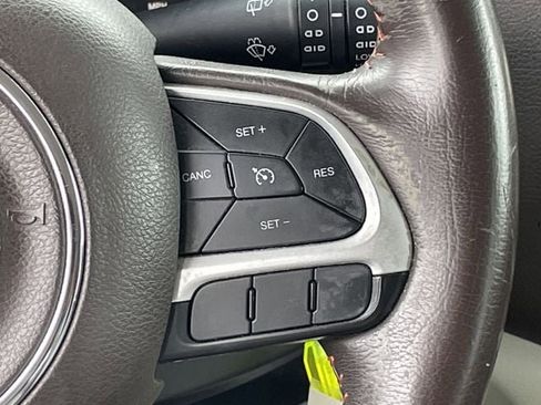 Used 2015 Jeep Renegade Latitude FWD image 14