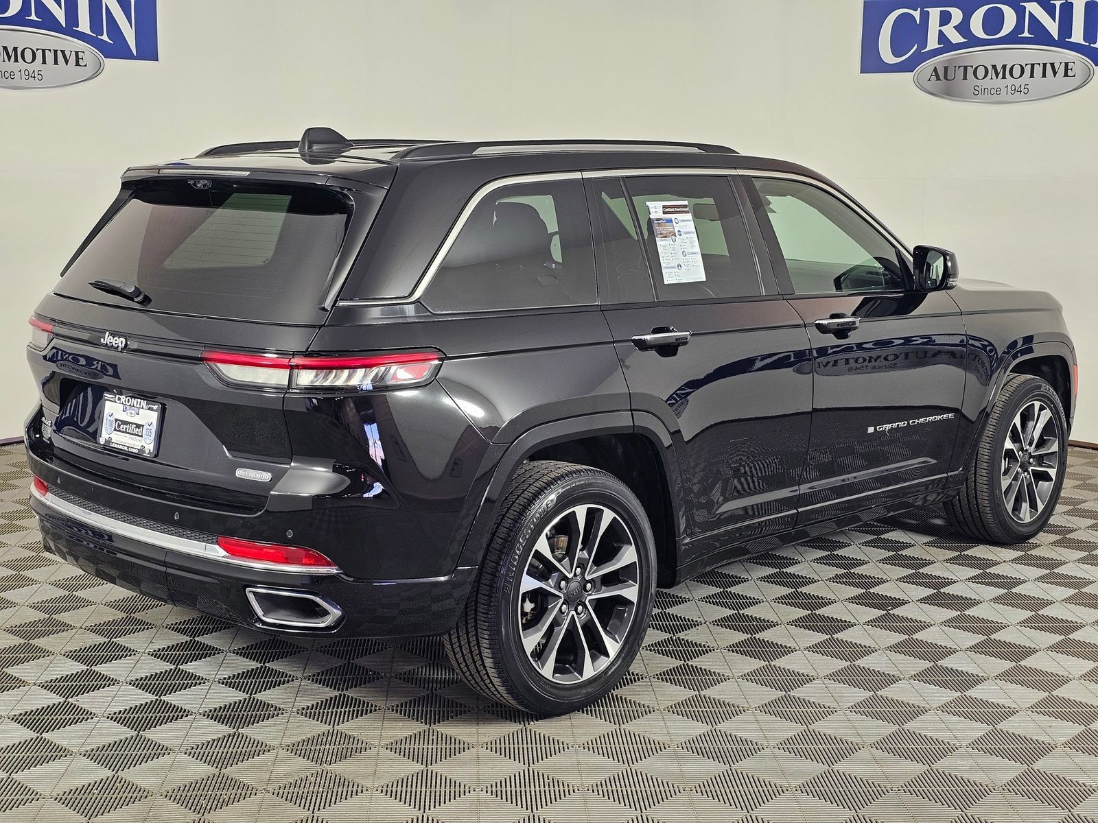 Used 2023 Jeep Grand Cherokee Overland w/ Luxury Tech Group IV AWD/4WD image 38