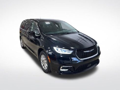 Used 2024 Chrysler Pacifica Touring-L image 7