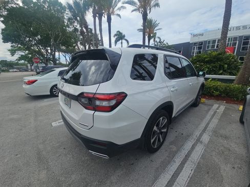 Used 2025 Honda Pilot Touring image 8