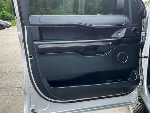 Used 2018 Ford Expedition Max XLT w/ Equipment Group 202A AWD/4WD image 9