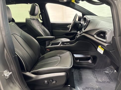 Used 2025 Chrysler Pacifica Limited image 12