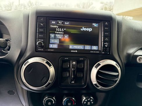 Used 2015 Jeep Wrangler Unlimited Sahara w/ Connectivity Group image 19