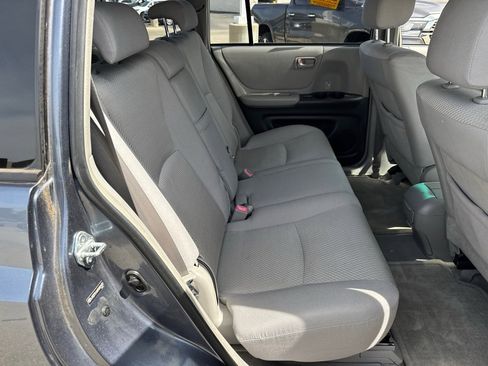 Used 2005 Toyota Highlander 4WD V6 w/ 3rd Row image 9