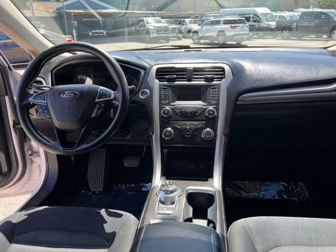 Used 2017 Ford Fusion SE FWD image 12