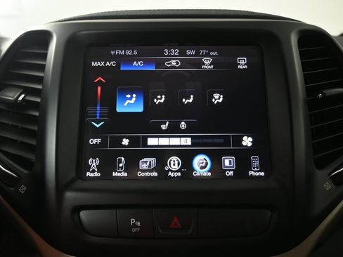 Used 2017 Jeep Cherokee Latitude w/ Safety/Convenience Group AWD/4WD image 28