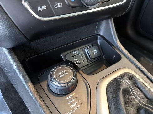 Used 2014 Jeep Cherokee Latitude w/ Comfort/Convenience Group image 26