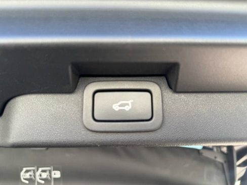 Used 2018 Land Rover Discovery HSE image 8