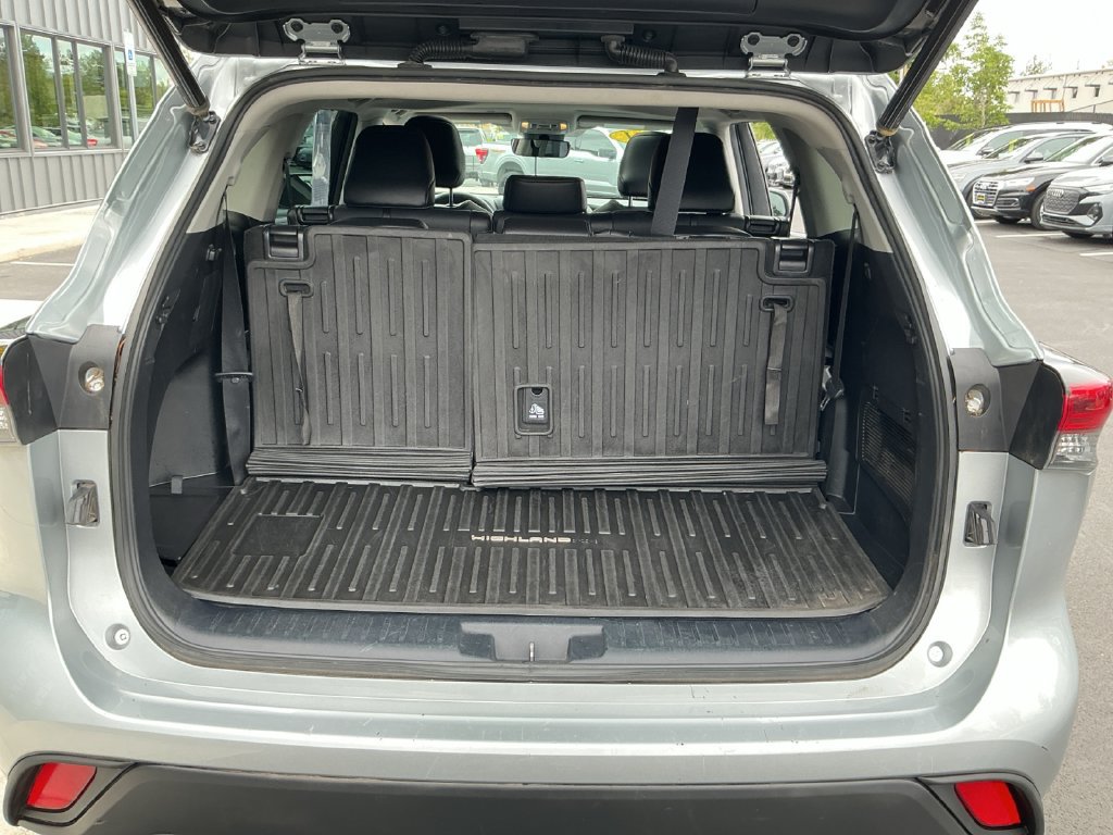 Used 2021 Toyota Highlander XLE AWD/4WD image 23