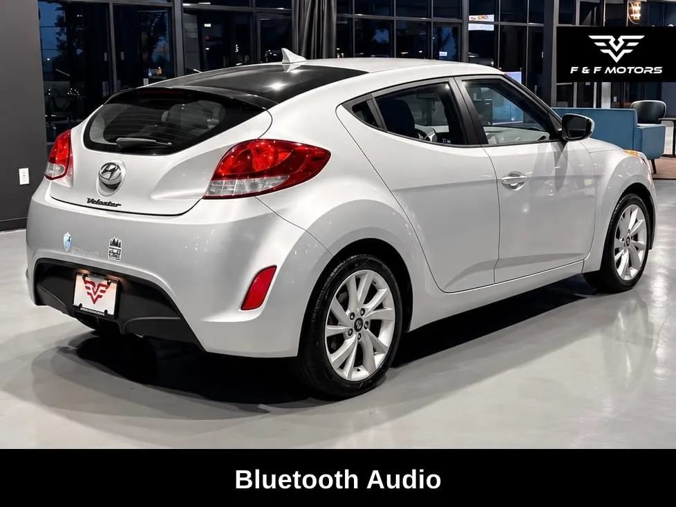 Used 2016 Hyundai Veloster FWD image 3