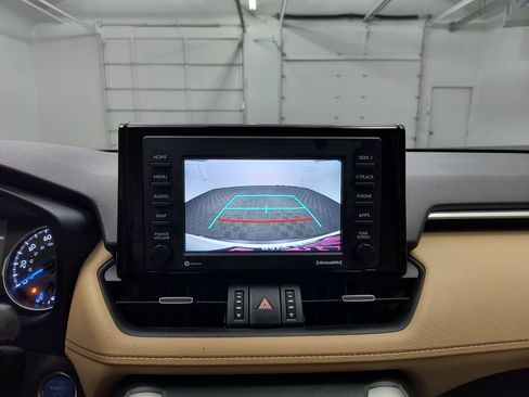 Used 2021 Toyota RAV4 XLE Premium AWD/4WD image 17