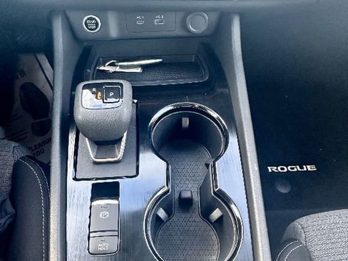 Used 2023 Nissan Rogue SV image 12