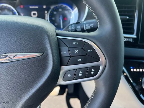 Used 2024 Chrysler Pacifica Touring-L FWD image 29
