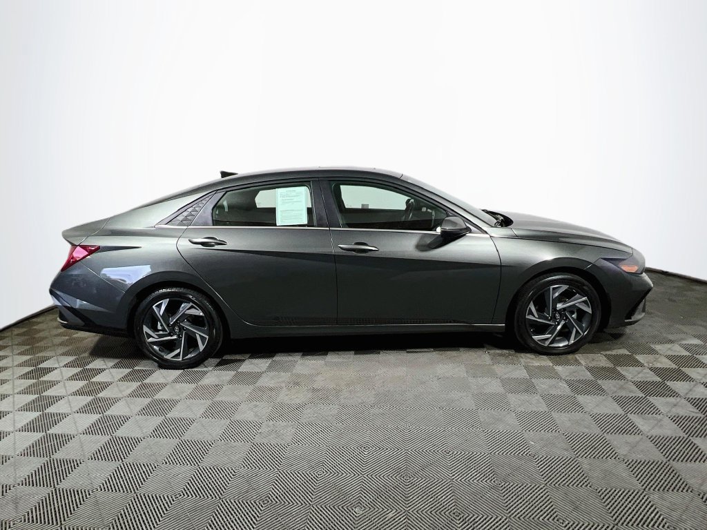 Used 2025 Hyundai Elantra Limited FWD image 8