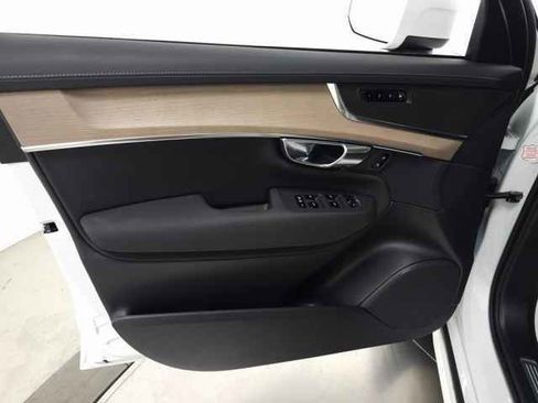 Certified 2025 Volvo XC90 B6 Plus image 17