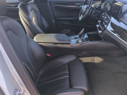 Used 2018 BMW 530i xDrive w/ Premium Package image 11