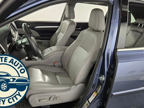 Used 2017 Toyota Highlander XLE image 28