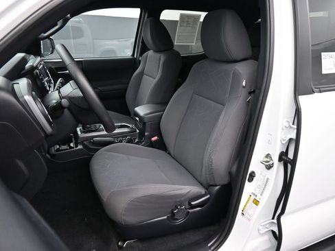 Used 2018 Toyota Tacoma TRD Sport AWD/4WD image 14