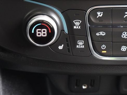 Used 2023 Chevrolet Traverse LT FWD image 19