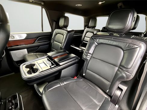 Used 2020 Lincoln Navigator Reserve w/ Luxury Package RWD image 19