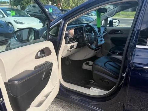 Used 2017 Chrysler Pacifica Touring-L FWD image 8