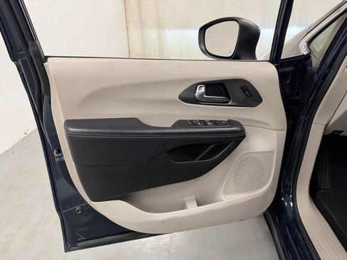 Used 2023 Chrysler Pacifica Touring-L FWD image 16
