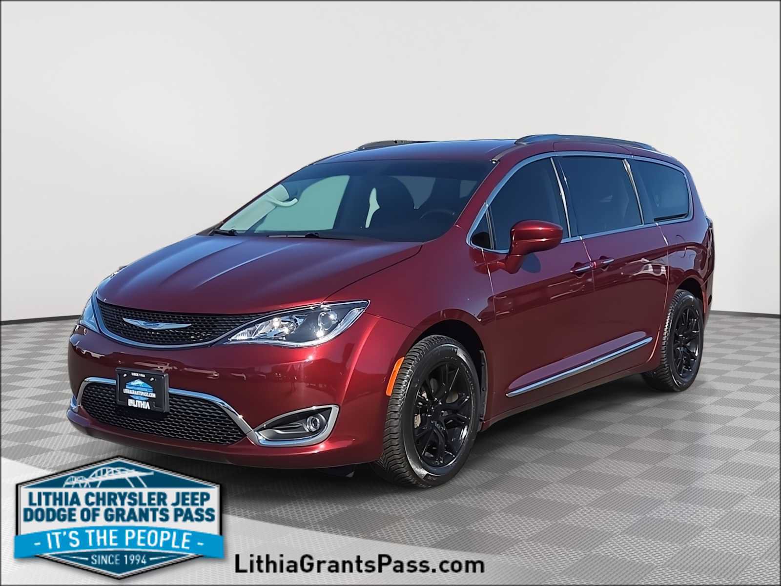 Used 2020 Chrysler Pacifica Touring-L w/ Tire & Wheel Group FWD image 1