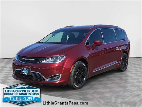 Used 2020 Chrysler Pacifica Touring-L w/ Tire & Wheel Group FWD image 1