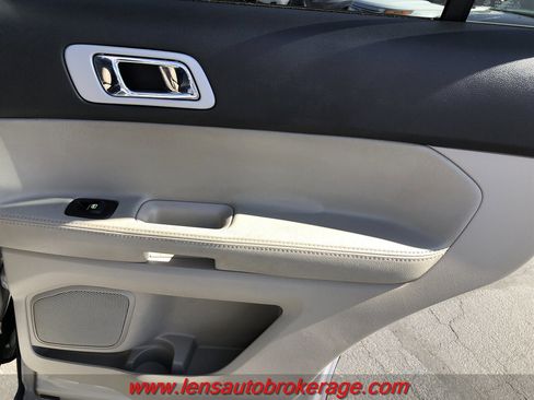 Used 2013 Ford Explorer XLT image 19