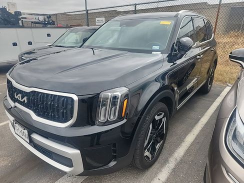 Used 2024 Kia Telluride EX w/ EX Captain's Chair Package FWD image 4