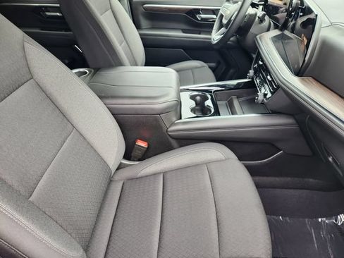 Used 2025 Chevrolet Suburban LS RWD image 18