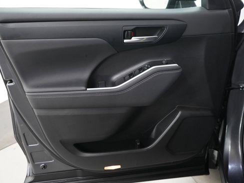 Used 2023 Toyota Highlander XLE image 25