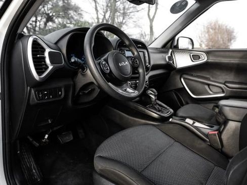 Used 2022 Kia Soul LX w/ Technology Package image 3