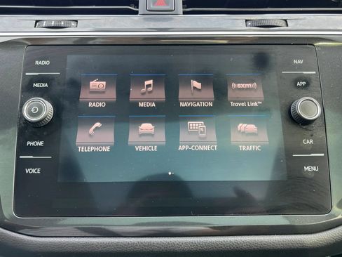 Used 2018 Volkswagen Tiguan SEL AWD/4WD image 25