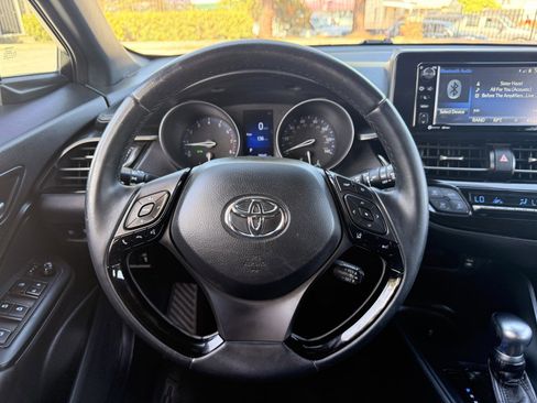 Used 2018 Toyota C-HR XLE FWD image 18
