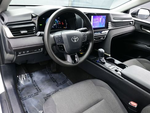 Used 2025 Toyota Camry LE image 12