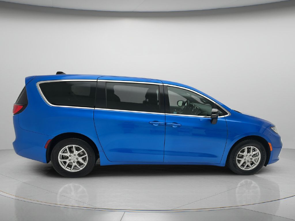 Used 2026 Chrysler Pacifica Select FWD image 6