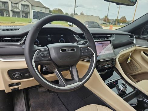 New 2025 Jeep Grand Cherokee L Limited w/ Luxury Tech Group II RWD image 16