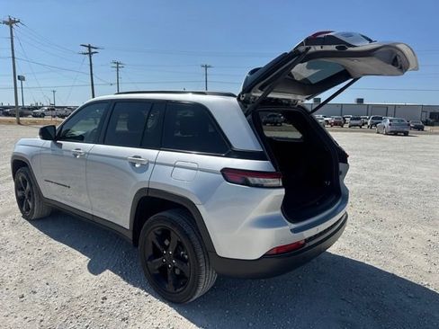 Used 2023 Jeep Grand Cherokee Altitude AWD/4WD image 4